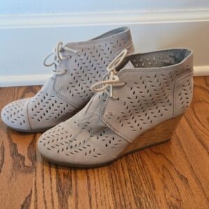 Toms Women's Perforated Wedge Booties - Light Gray